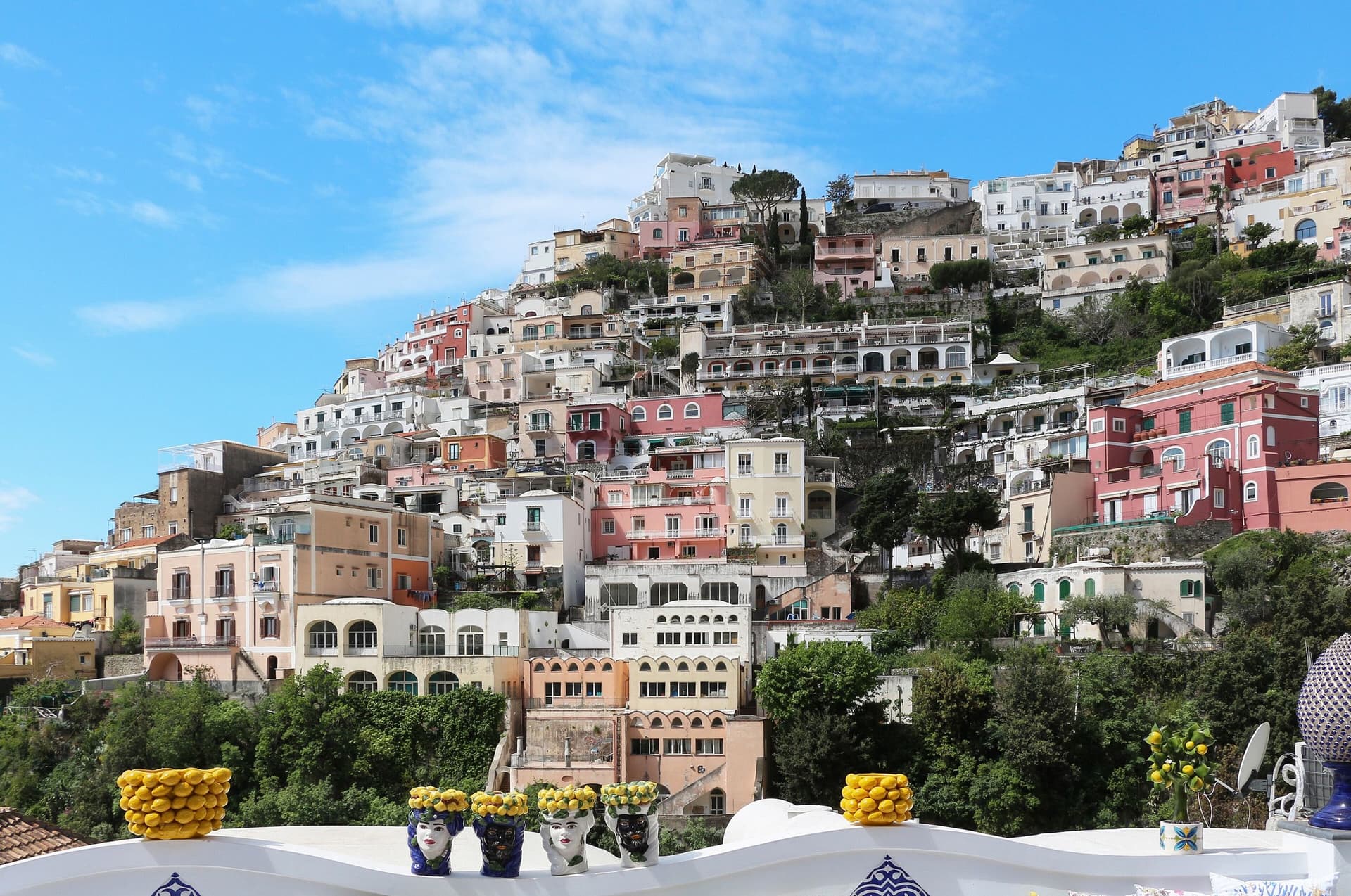Pastelkleurige huizen van Positano die tegen de steile kust van Amalfi omhoog klimmen
