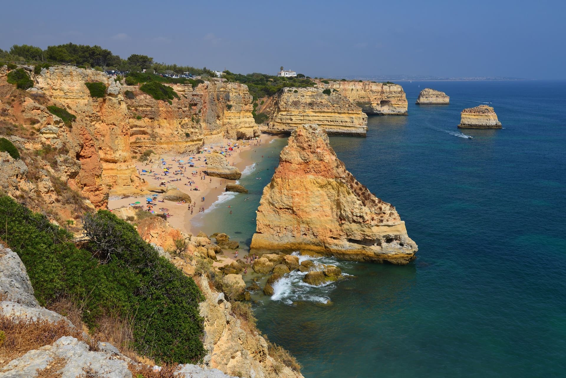 Goudgele kliffen en turquoise zee bij het strand Praia da Marinha in de Algarve